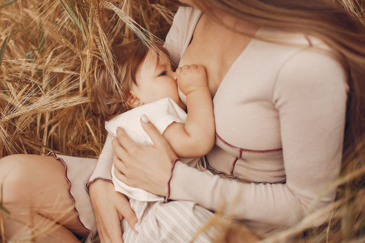 Anne Sütü Alan Bebeklerde İlk İki Yıl Gelişimi Nasıl Olmalıdır?